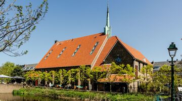 De buitenzijde van de Haagse kerk