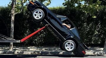 De auto die beschadigd raakte door een ongeluk met een trailer