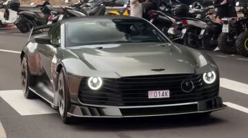 Fernando Alonso in zijn Aston Martin Valiant