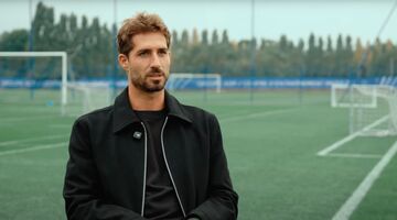 Kevin Trapp tijdens een interview met zijn nieuwe club Paris FC
