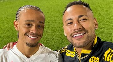 Xavi Simons, de man met een dure Audemars Piguet, naast Neymar