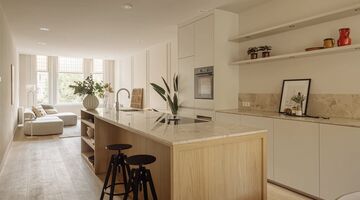 Pandjesbaas en voormalig international Frank Rijkaard probeert Amsterdamse appartementen alsnog te verkopen met flinke korting