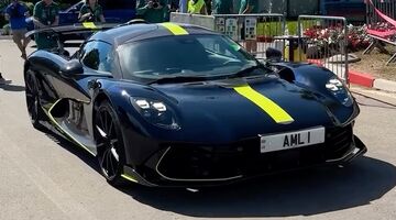 Fernando Alonso arriveerde in een heuse Aston Martin Valhalla bij de Grand Prix in het Italiaanse Monza