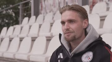 Kenneth Taylor tijdens een interview