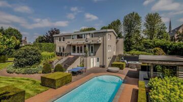 De desbetreffende villa in Huissen met atoomkelder en zwembad