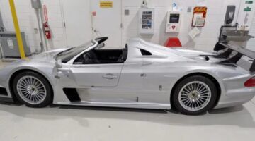 De zijkant van de zeldzame Mercedes