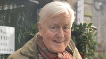 Benjamin Slade (79) wil een vrouw waarmee hij kinderen kan krijgen die zijn landgoed over kunnen nemen