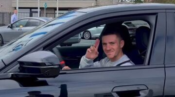 Remco Evenepoel in zijn nieuwe BMW