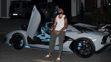 Samuel Onuha voor zijn nieuwe Lamborghini Aventador SVJ