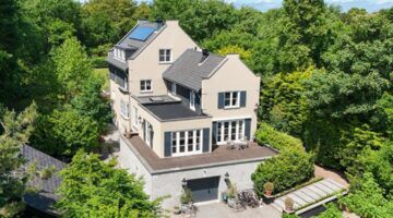 De voorzijde van de villa in Wassenaar