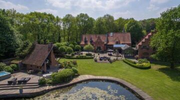 Voormalige kasteelhoeve van Patricia Paay, waar ooit The Addams Family werd opgenomen, staat al negen jaar te koop