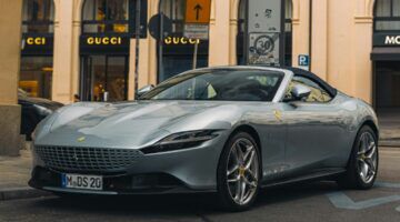 Een auto van Ferrari, een van de meest waardevolle luxemerken van 2025.