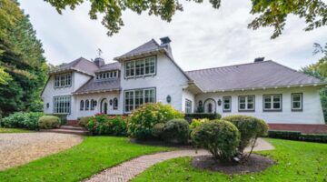 De voorzijde van de duinvilla in Wassenaar