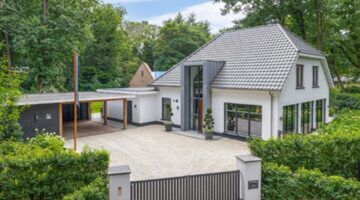 De voorzijde van de villa in Bosch en Duin