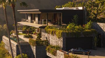 Het exterieur van de enorme villa in Californi&euml;