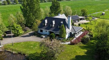 De voorzijde van de villa van Frank Dane