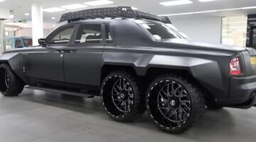 De achterzijde van de Rolls-Royce Phantom 6x6