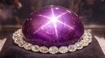 De paarse saffier ter waarde van zo'n $ 350 miljoen