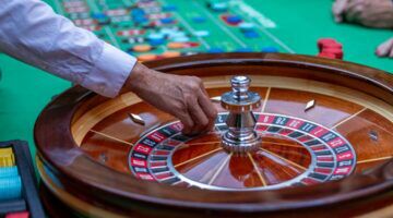 De roulettetafel, alwaar een vrouw gokte met haar loterijwinst