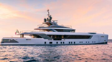 Het door Giorgio Armani ontworpen superjacht