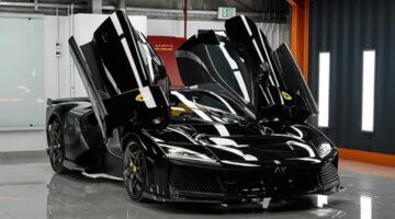 De eerste zwarte Ferrari F80 ter wereld is geleverd: “Deze auto is een statement”