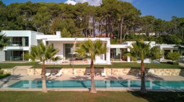 De voorzijde van de villa in Mougins