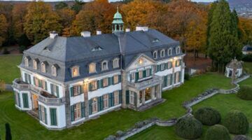 De buitenkant van het herenhuis van de filmproducent