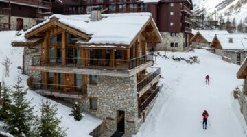 De buitenzijde van het chalet in de Alpen