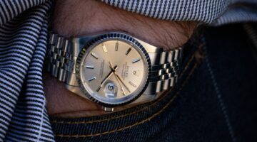 Man die Rolex in auto liet liggen die later uitbrandde, krijgt niks vergoed van de verzekering