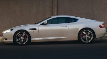 De zijkant van een Aston Martin DB9