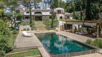 De achterzijde van de villa in Cannes