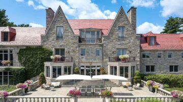 De voorzijde van het huis op het landgoed dat voor een deel in New York staat