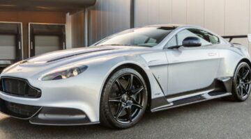 De voorkant van de Aston Martin Vantage GT12