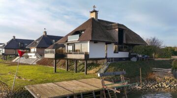 De achterkant van de villa in Lekkerkerk