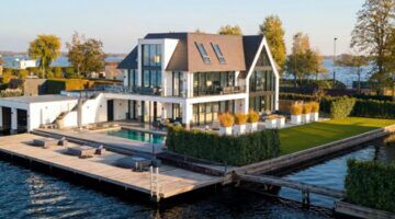 De achterzijde van de villa in Vinkeveen