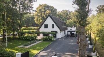 De buitenzijde van de bosvilla in Soesterberg
