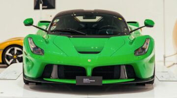 De voorzijde van de Ferrari LaFerrari die naar de veiling gaat.