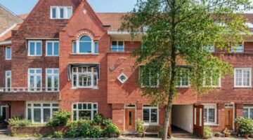 De voorzijde van de villa in Amsterdam-Zuid