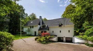 Villa op '&eacute;&eacute;n van de meest begeerde locaties van Blaricum' kost bijna &euro; 3 miljoen