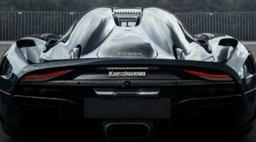 De achterzijde van een auto van het merk Koenigsegg