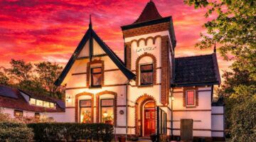 De voorkant van de villa in Wijk aan Zee