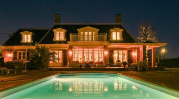 De achterzijde van de zomerse villa