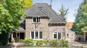 De voorkant van het landhuis in Laren