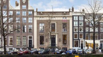 De voorkant van het grachtenpand in Amsterdam