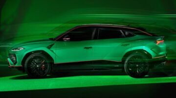 De zijkant van de gepersonaliseerde Lamborghini Urus