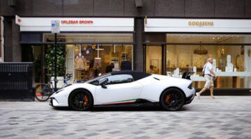 Een auto in Londen, die wellicht toebehoort aan &eacute;&eacute;n van de miljonairs aldaar