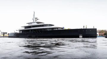Feadship onthult nieuw, megalomaan superjacht met de grootste beachclub ooit