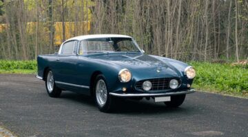 De voorzijde van de Ferrari GT uit 1956