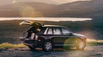 De Rolls-Royce Cullinan met de viewing suite optie vanaf de zijkant