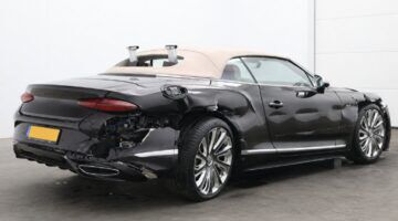 Deze gloednieuwe Bentley ligt na een ongeval compleet in de kreukels, toch staat-ie voor &euro; 159.950 te koop